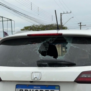 AUTOPROPELIDO 🛵 | Após colisão com carro, adolescente fica ferido no Centro de Tijucas