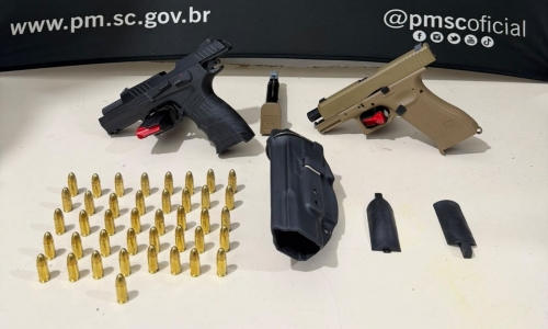 ASSSISTA ▶️ | Empresário foge de abordagem, joga arma pela janela e é preso após se esconder no Centro de Tijucas