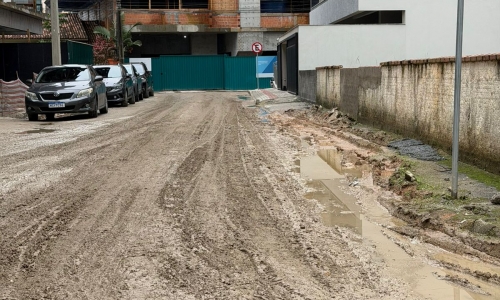 Moradores relatam transtornos causados por barro vindo de uma obra e cobram limpeza de via