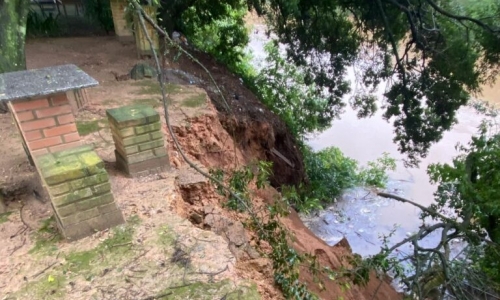 Instabilidade no solo força interdição de área pública às margens de avenida em Canelinha