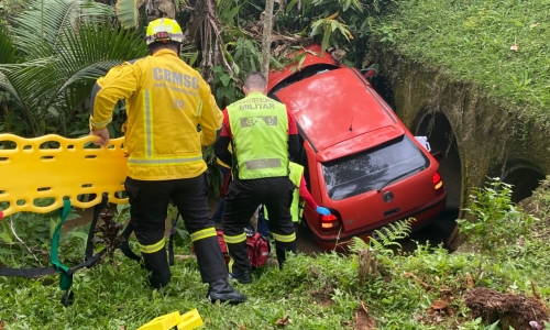 Motorista fica ferido após carro sair da pista e cair em riacho
