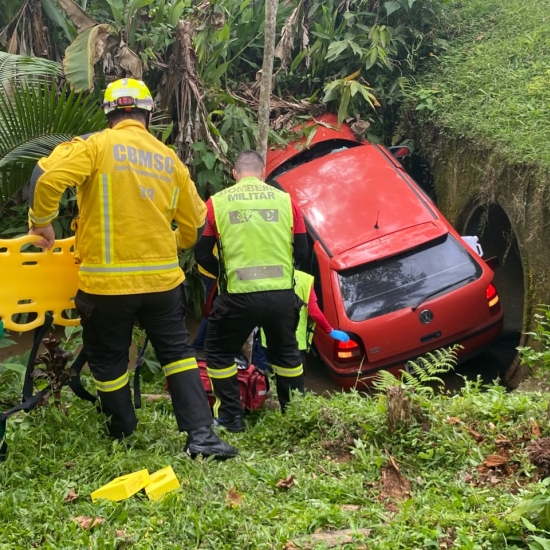Motorista fica ferido após carro sair da pista e cair em riacho