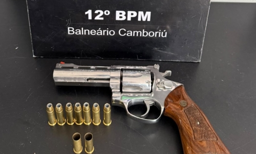 Após atirar acidentalmente na própria perna, homem acaba sendo preso por porte ilegal