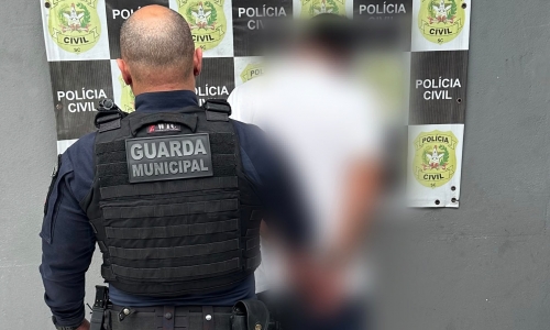Furto em supermercado vira caso de polícia com resistência, xingamentos e dano em viatura
