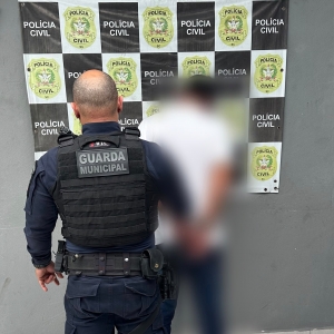 Furto em supermercado vira caso de polícia com resistência, xingamentos e dano em viatura