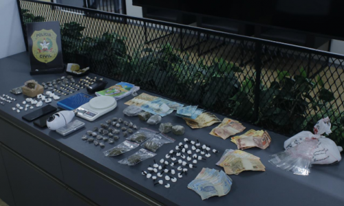 Drogas, dinheiro e materiais usados no tráfico são apreendidos em uma residência 