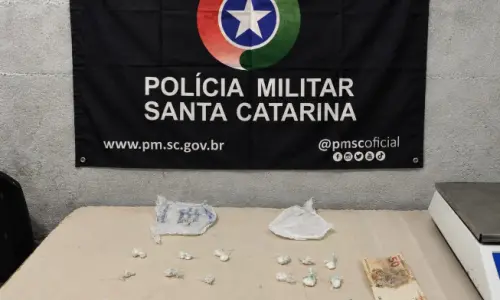 TRÁFICO | Crack e cocaína são encontrados escondidos sob tijolo em Tijucas