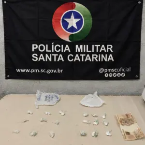 TRÁFICO | Crack e cocaína são encontrados escondidos sob tijolo em Tijucas