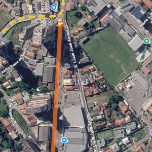 Troca de postes altera trânsito na principal avenida de Porto Belo nesta quarta-feira