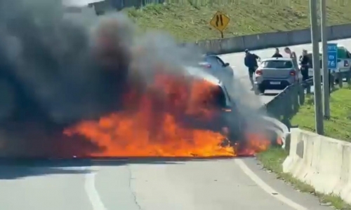Carro é consumido pelas chamas na BR-101 e fica completamente destruído