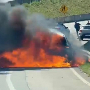 Carro é consumido pelas chamas na BR-101 e fica completamente destruído
