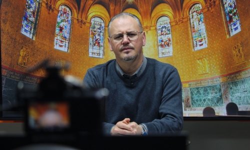 Padre Elizandro Scarsi conduz inspirador momento de fé e bênção nesta quinta-feira, 17 de setembro