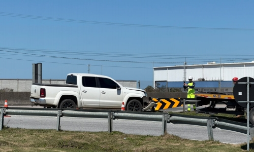 AGORA | Motorista perde controle e bate caminhonete em barra de proteção da BR-101 