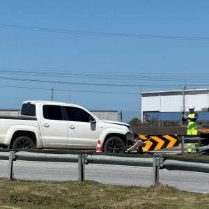 Motorista perde controle na BR-101 após passar mal e bate caminhonete