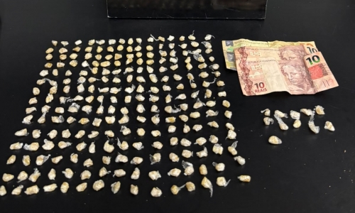 Venda de crack é flagrada em via pública; casal é preso e droga apreendida