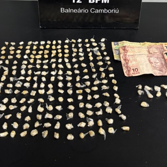 Venda de crack é flagrada em via pública; casal é preso e droga apreendida