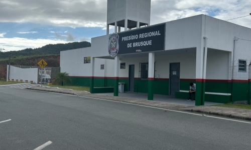 Superlotação carcerária volta a ser alvo de decisão judicial em Brusque