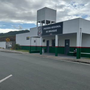Superlotação carcerária volta a ser alvo de decisão judicial em Brusque