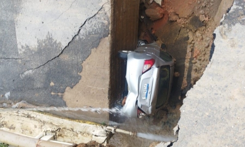 URGENTE 🚨 | Ponte cede e veículo fica preso entre destroços em Canelinha