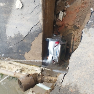 URGENTE 🚨 | Ponte cede e veículo fica preso entre destroços em Canelinha