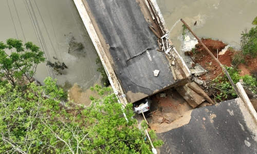 NOVAS INFORMAÇÕES 🧑‍🤝‍👩 | Casal estava em carro que caiu com ponte em Canelinha, confirmam bombeiros