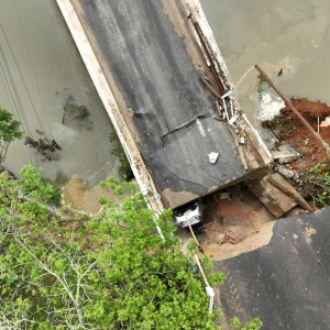 NOVAS INFORMAÇÕES 🧑‍🤝‍👩 | Casal estava em carro que caiu com ponte em Canelinha, confirmam bombeiros