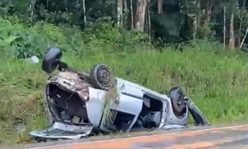 Colisão frontal termina em capotamento e deixa quatro vítimas  em rodovia