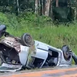 Colisão frontal termina em capotamento e deixa quatro vítimas  em rodovia