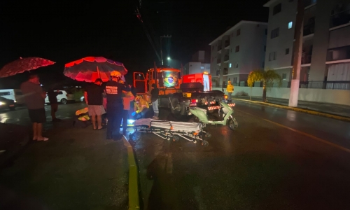 Duas adolescentes ficam feridas após colisão entre caminhão e bicicleta elétrica