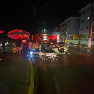 Duas adolescentes ficam feridas após colisão entre caminhão e bicicleta elétrica