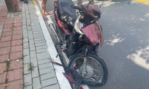 Motociclista fica gravemente ferido após bater em carro estacionado