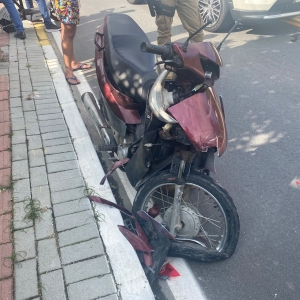 Motociclista fica gravemente ferido após bater na traseira de carro estacionado