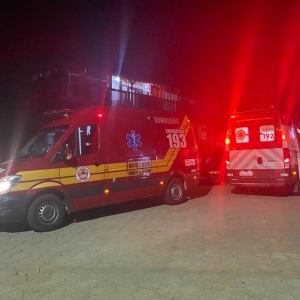 Queda de prédio mobiliza equipes de emergência e deixa uma vítima