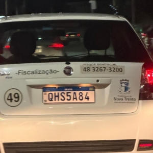 PASSEIO OU FISCALIZAÇÃO PREVISTA? 🚨 | Veículo da Prefeitura de Nova Trento é visto circulando após o expediente e levanta dúvidas da população