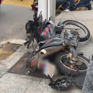 COLISÃO 💥 | Motociclista fica ferido após acidente entre carro e moto