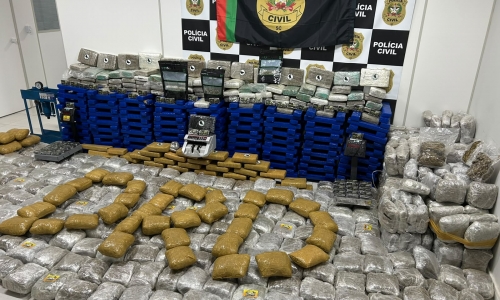 Mais de meia tonelada de drogas são encontrados em casa durante operação