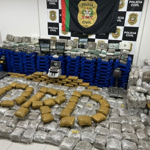 Mais de meia tonelada de drogas são encontrados em casa durante operação