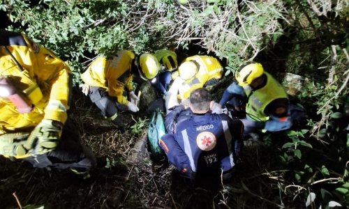 Motociclista cai em ribanceira e é resgatado com suspeita de múltiplas fraturas