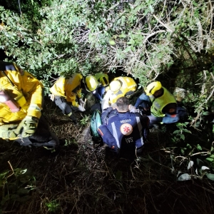 Motociclista cai em ribanceira e é resgatado com suspeita de múltiplas fraturas