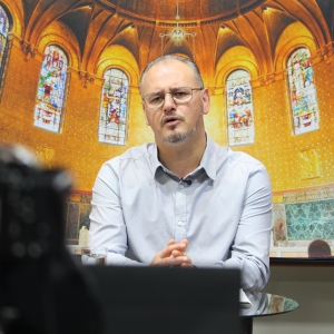 Padre Elizandro Scarsi conduz inspirador momento de fé e bênção nesta quarta-feira, 23 de setembro