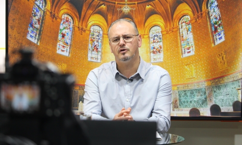 Padre Elizandro Scarsi conduz inspirador momento de fé e bênção nesta quarta-feira, 23 de setembro