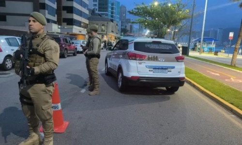 Foragido com vasto histórico criminal tenta fugir da PM pela orla da praia e é preso logo em seguida