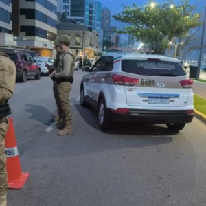 Foragido com vasto histórico criminal tenta fuigr da PM pela orla da praia e preso logo em seguida