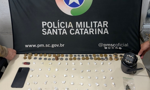 Droga embalada e dinheiro são encontrados em imóvel investigado por sediar esquema de tráfico