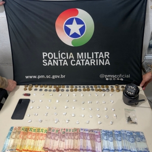Droga embalada e dinheiro são encontrados em imóvel investigado por sediar esquema de tráfico