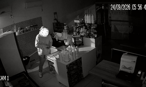 FLAGRANTE 🚨| Câmeras registram suspeito tentando arrombar três estabelecimentos na mesma madrugada