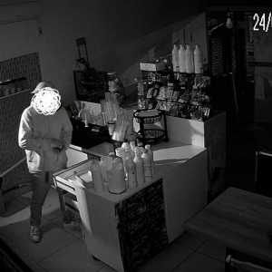 FLAGRANTE 🚨| Câmeras registram suspeito tentando arrombar três estabelecimentos na mesma madrugada