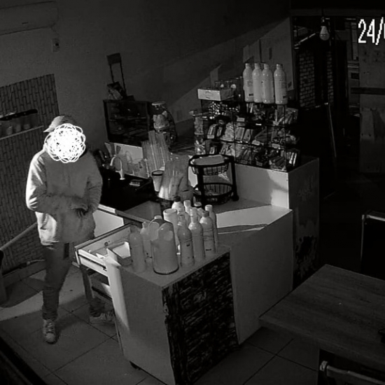 FLAGRANTE 🚨| Câmeras registram suspeito tentando arrombar três estabelecimentos na mesma madrugada