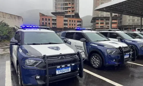 Abordagem social termina com prisão de homem procurado por tráfico, porte de arma e pensão