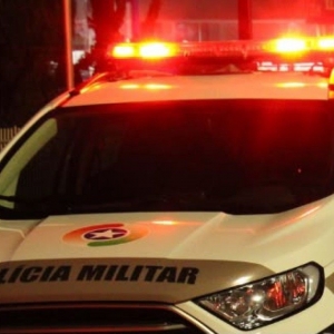 Abordagem policial resulta na prisão de casal de suspeitos por tráfico de drogas